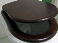 Крышка и сиденье для унитаза коричневого цвета.